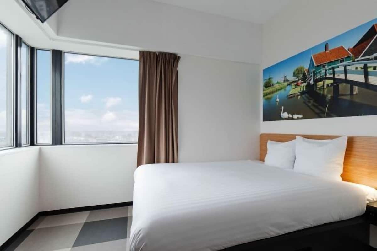 Desk, soundproofing, free WiFi, bed sheets
