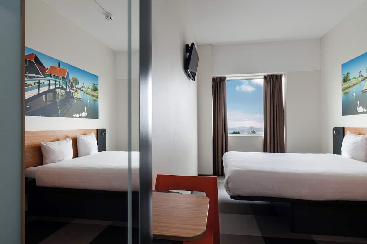 Dobbeltrom – standard | Memory foam-senger, skrivebord, lydisolert og wi-fi (inkludert)