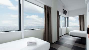 Family Triple Room | Desk, soundproofing, free WiFi, bed sheets
