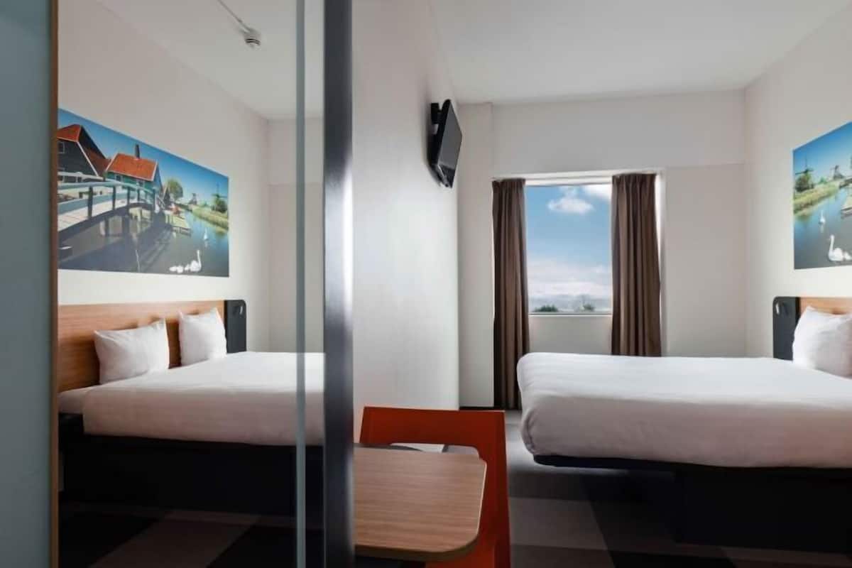 Desk, soundproofing, free WiFi, bed sheets