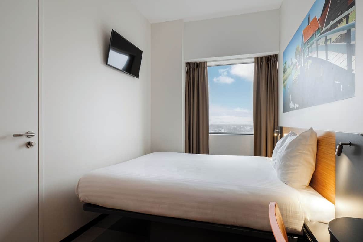 Small Double Room | Memory foam-senger, skrivebord, lydisolert og wi-fi (inkludert)