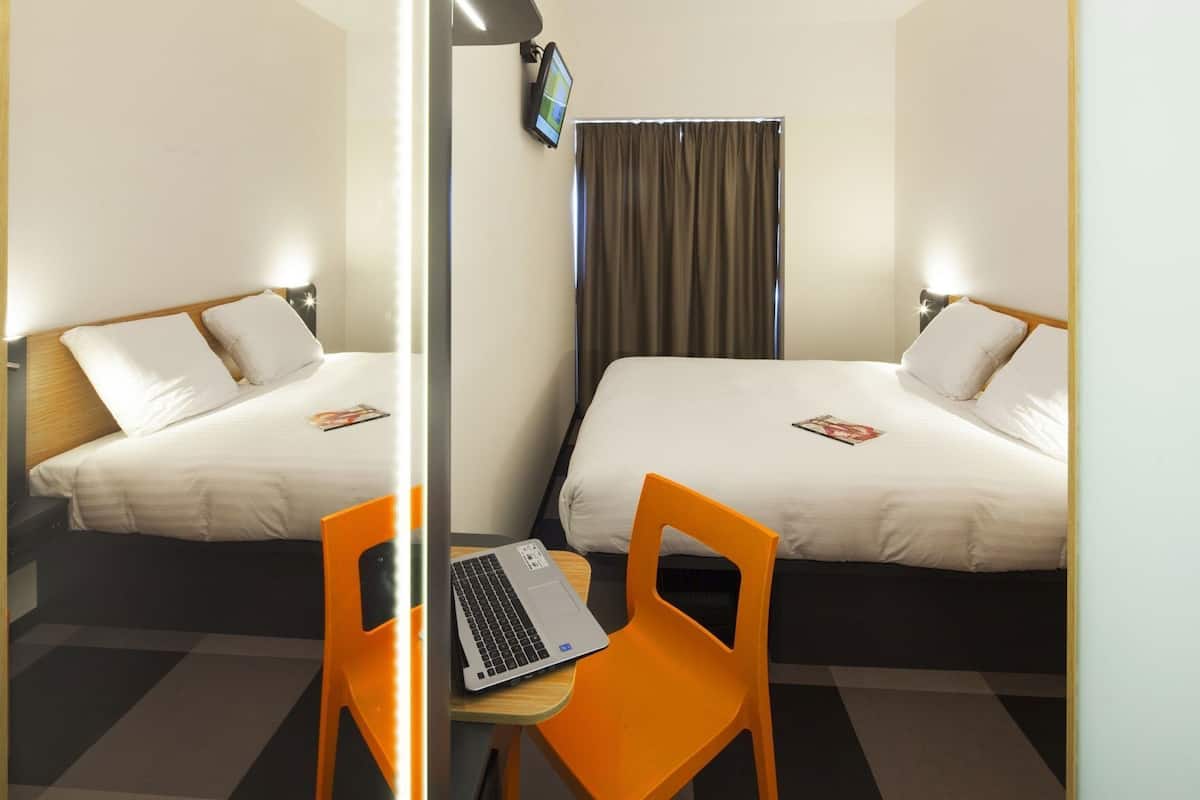 Memory foam-senger, skrivebord, lydisolert og wi-fi (inkludert)