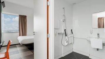 Dobbeltrom – superior, tilgjengelighetstilpasset | Bad | Dusj, miljøvennlige toalettsaker, håndklær og såpe