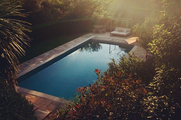 Kolam renang outdoor musiman