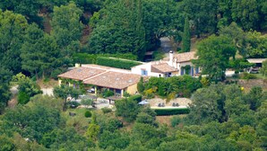 A large, two-story house with a tiled roof, surrounded by dense greenery and trees. - Residence Le Mouron Rouge (La Garde-Freinet)