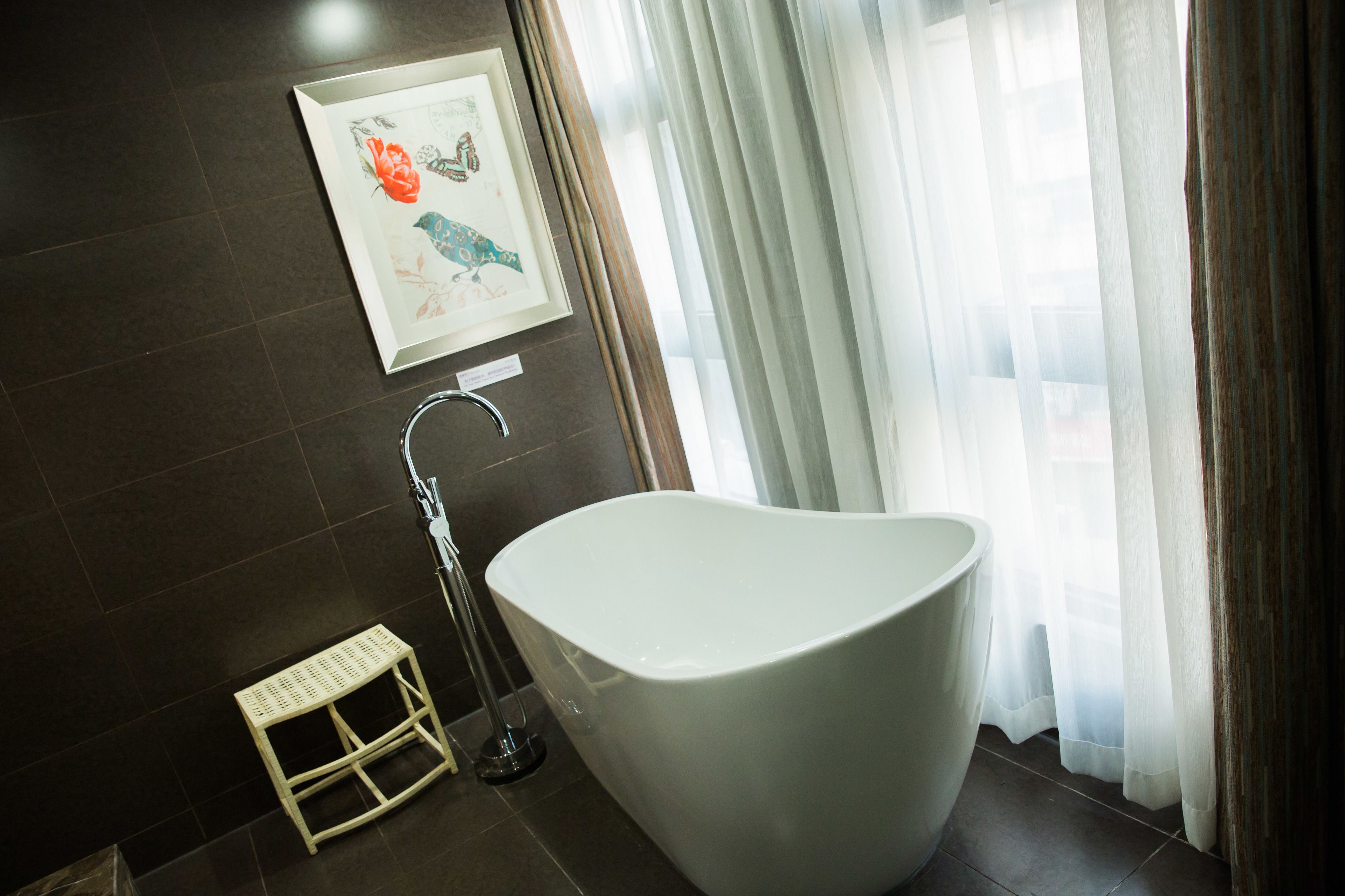 deep-soaking bathtub