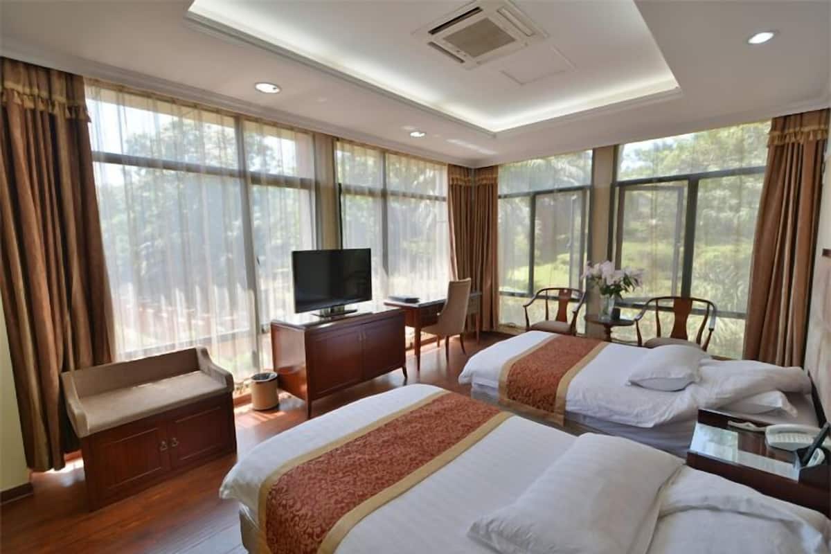 Basic Twin Room, 1 Bedroom | Premium bedding, in-room safe, desk, soundproofing