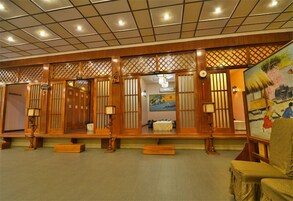 2 restaurants, breakfast, lunch served; local and international cuisine