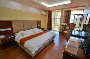 Dobbeltrom | Sengetøy av topp kvalitet, safe på rommet, skrivebord og lydisolert