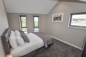 Penthouse - 2 sovrum | Sängtillbehör av högsta kvalitet, skrivbord och strykjärn/strykbräda