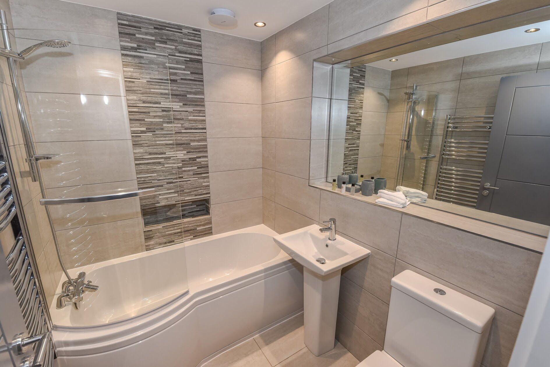 Combined shower/bathtub, free toiletries, hair dryer, towels