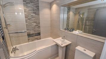Combined shower/bathtub, free toiletries, hair dryer, towels