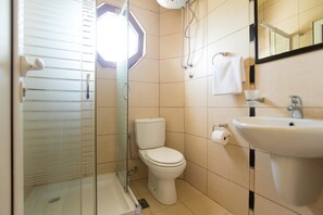 Standard-Dreibettzimmer, Hügelblick | Badezimmer