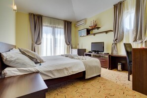 Comfort-Doppelzimmer, 1 King-Bett, Hügelblick