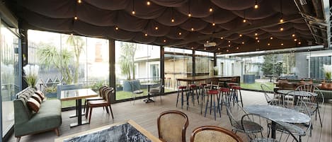 Petit déjeuner continental (7 EUR par personne)