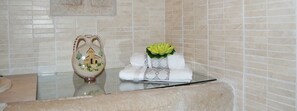 Dusche, kostenlose Toilettenartikel, Haartrockner, Bidet