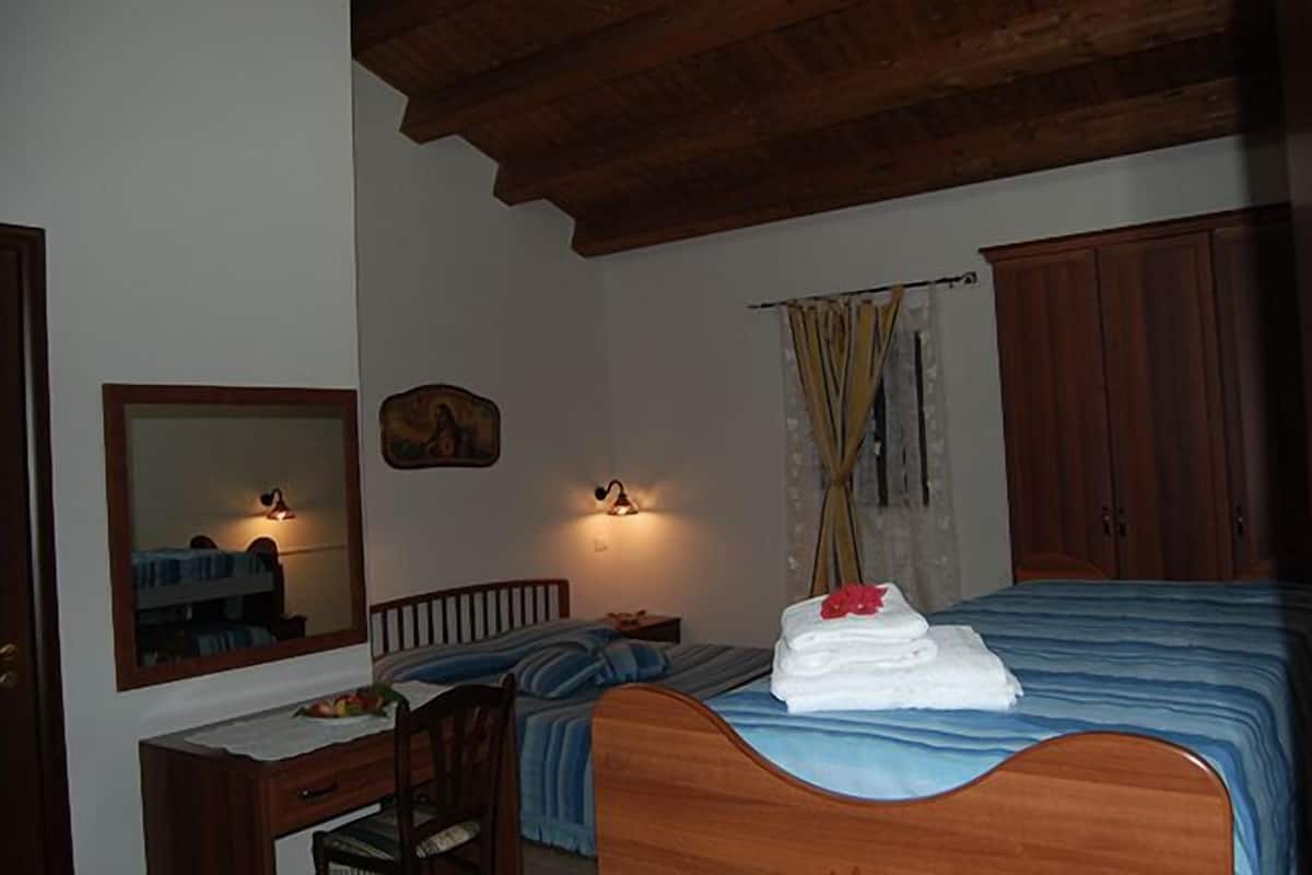 Standard Room | Peralatan tempat tidur premium, meja