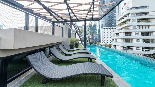 Piscina externa, espreguiçadeiras