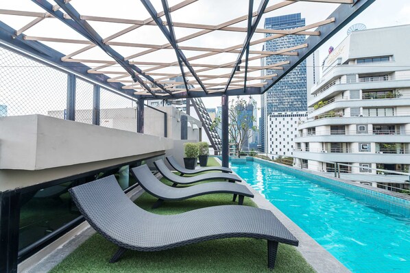 Outdoor pool, pool loungers - The Nest By Favstay (Bangkok)