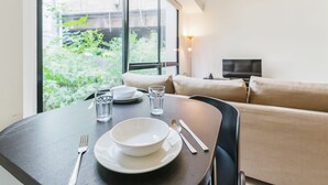Apartamento standard, 1 quarto | Área de estar | TV de tela plana