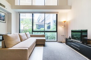 Standaard appartement, 1 slaapkamer | Woonkamer | Een flatscreentelevisie