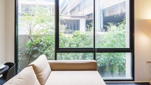 Apartamento standard, 1 quarto | Área de estar | TV de tela plana