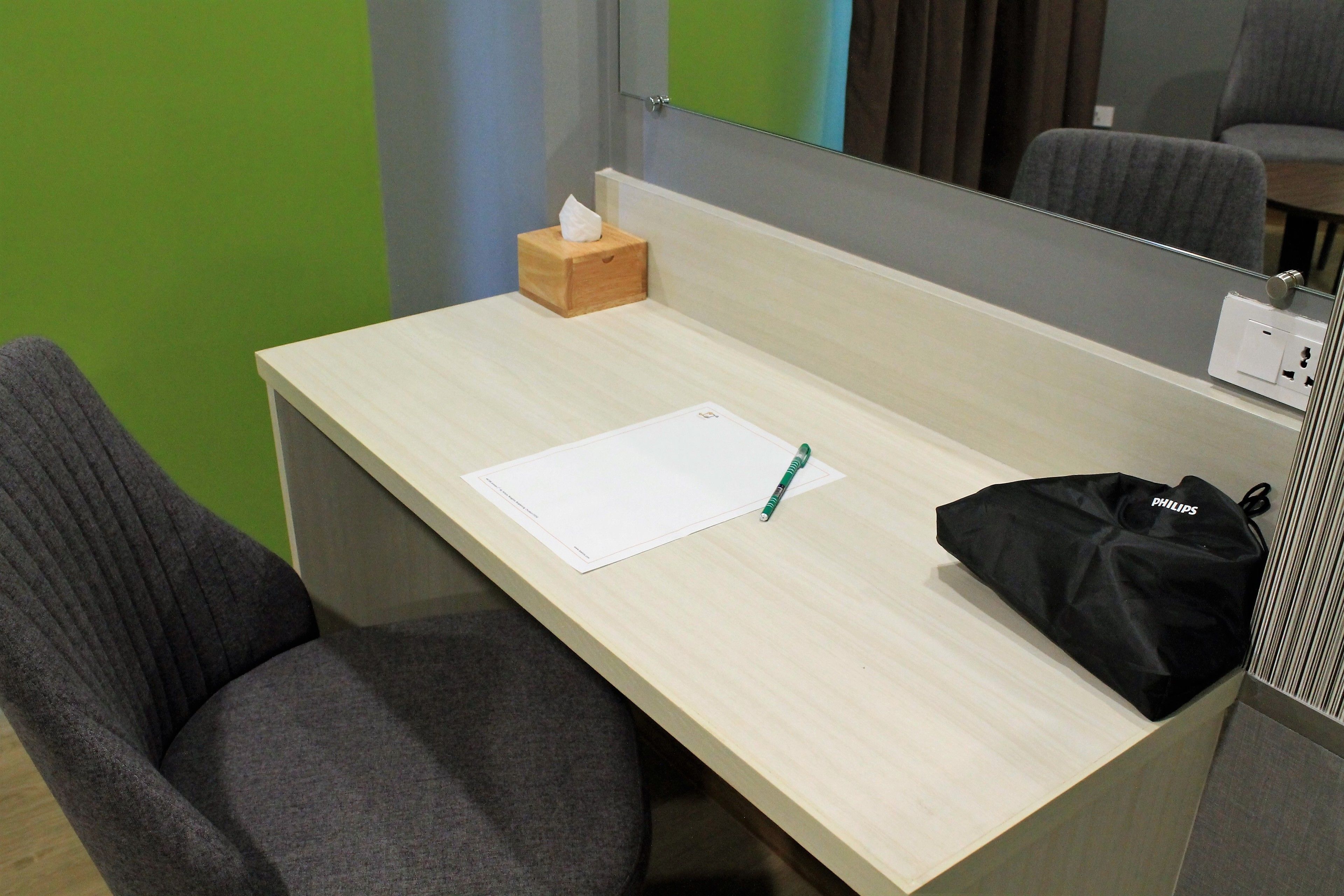 superior twin room, 2 single beds | living area | 40-inch flat-screen tv with cable channels, tv