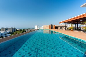 Hồ bơi ngoài trời, mở cửa từ 7:00 đến 19:00, ghế dài tắm nắng 