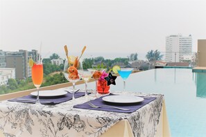 Outdoor pool, open 7:00 AM to 7:00 PM, pool loungers - Lawinta Hotel Pattaya (Pattaya)