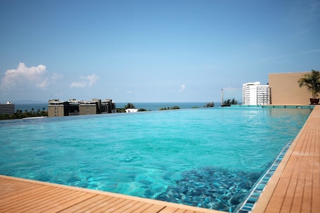 Outdoor pool, open 7:00 AM to 7:00 PM, sun loungers. Lawinta Hotel Pattaya