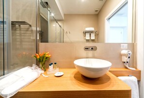 Junior Suite | Bathroom | Shower, free toiletries, hair dryer, bidet - 900 Piazza del Popolo (Rome)