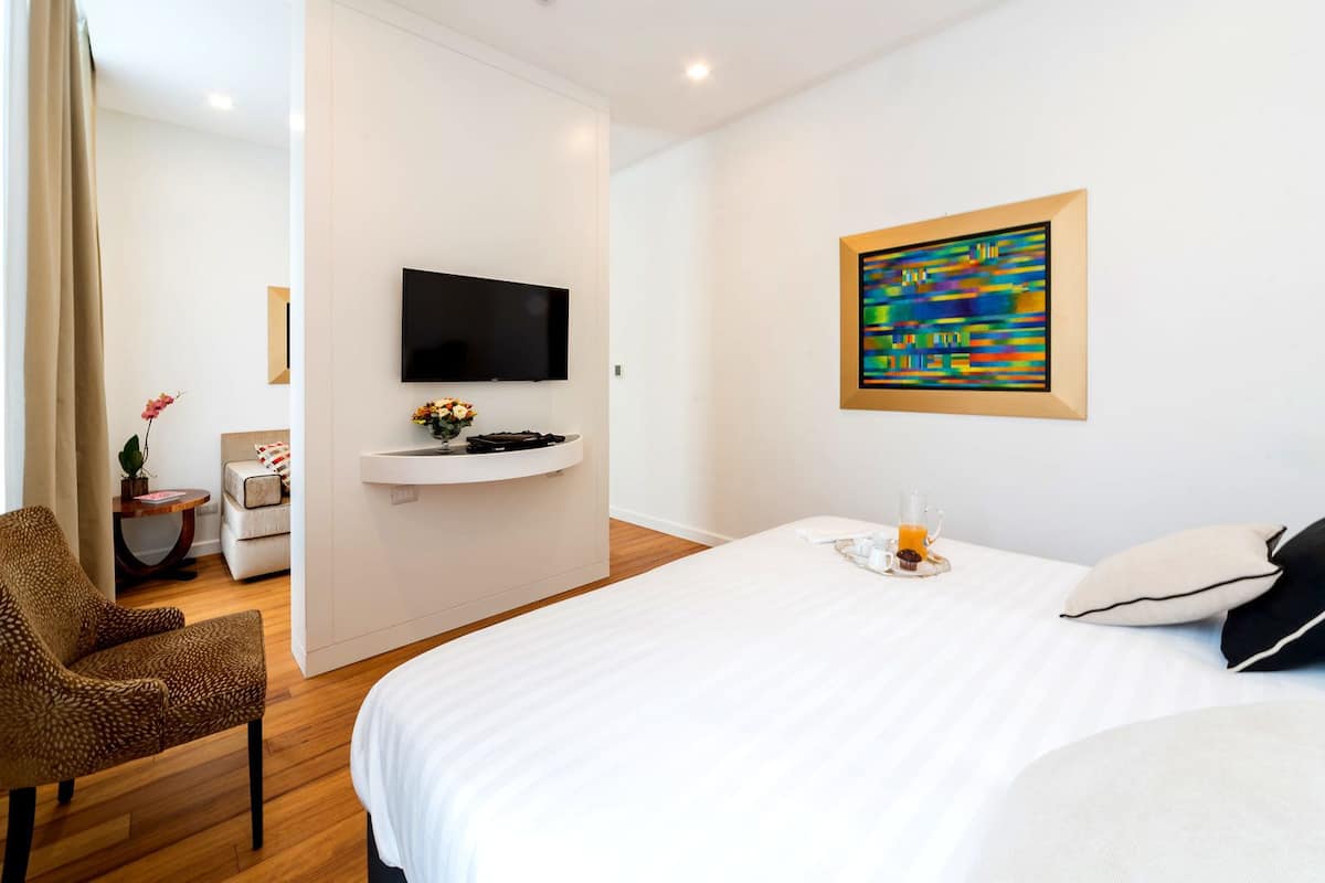 Suite | Bar mini, peti besi dalam bilik, meja, kalis bunyi