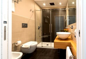 Junior Suite | Bathroom | Shower, free toiletries, hair dryer, bidet - 900 Piazza del Popolo (Rome)
