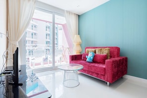 1 Bedroom Condo with  Pool View | บริเวณนั่งเล่น | ทีวีจอแอลซีดี