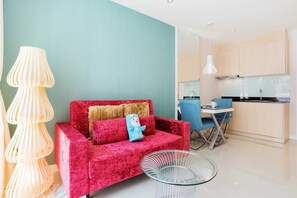 1 Bedroom Condo with  Pool View | บริเวณนั่งเล่น | ทีวีจอแอลซีดี