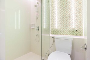 1 Bedroom Condo with  Pool View | Baño | Ducha y toallas