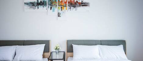 Habitación cuádruple familiar | Ropa de cama de alta calidad, escritorio, cortinas opacas y wifi gratis