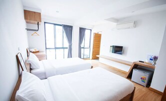 标准双床房 | 高档床上用品、办公桌、遮光窗帘、免费 WiFi