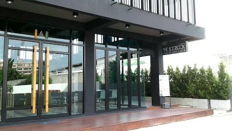 Terraza o patio. The LogBook Room and Cafe