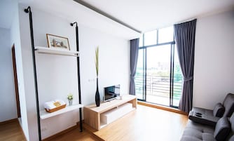 家庭四人房 | 起居区 | 32-英寸纯平电视 （配备数码频道）、电视