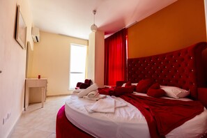 Suite junior, vista parcial al mar | Ropa de cama de alta calidad, wifi gratis y ropa de cama 