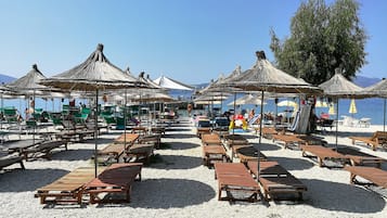 Aan het strand, ligstoelen aan het strand, parasols