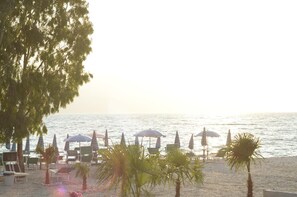 En la playa, camastros y sombrillas 