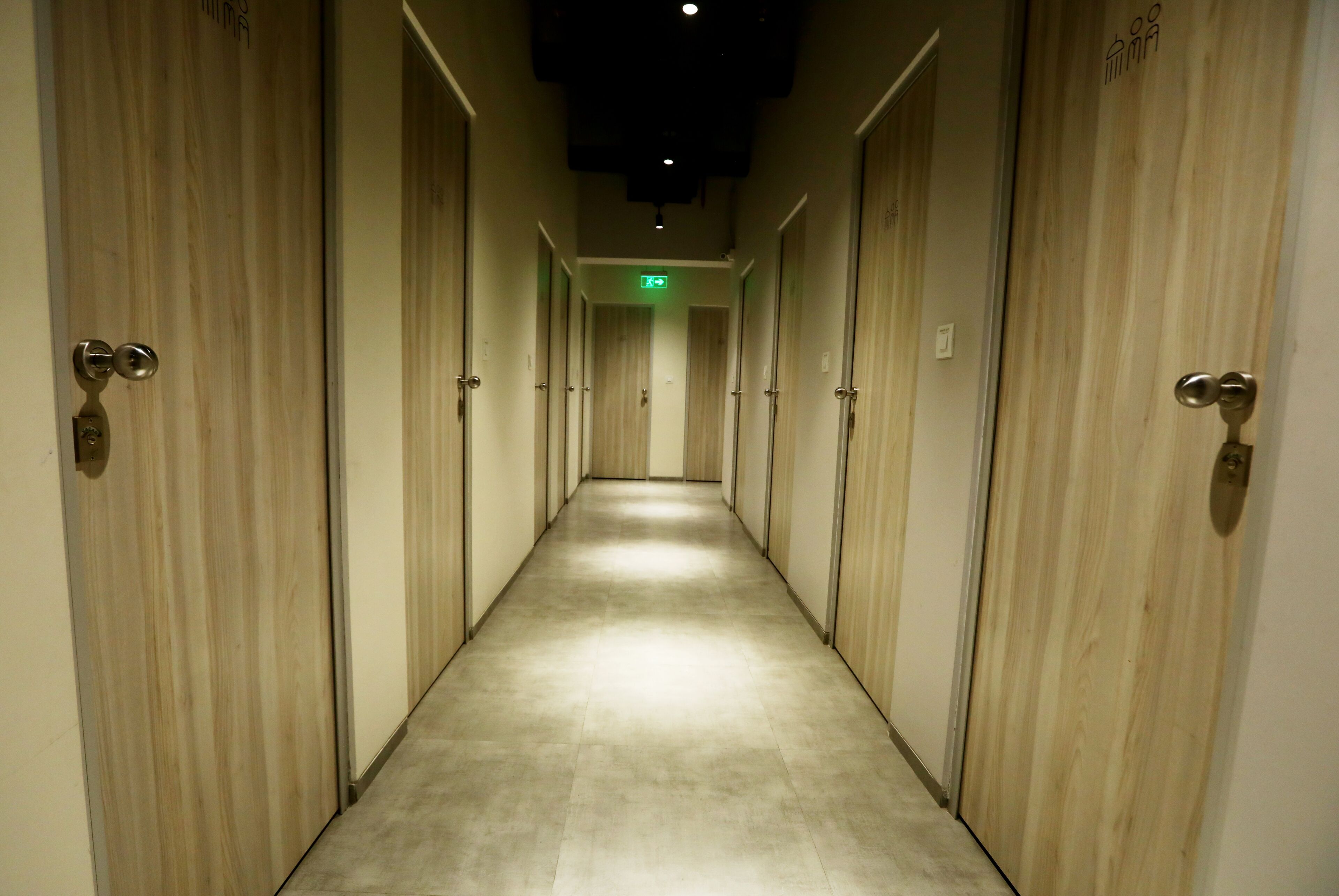 Shower, rainfall showerhead, free toiletries, hair dryer