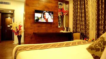 Family Triple Room | 1 bedroom, minibar, in-room safe, laptop workspace