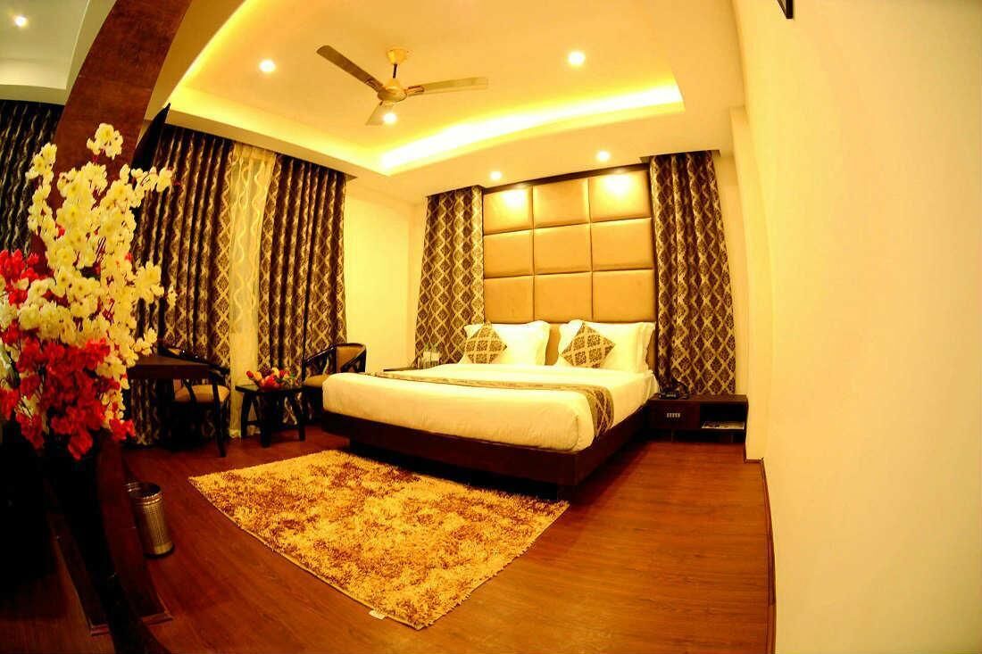 Minibar, brankas, ruang kerja ramah laptop, dan kedap suara