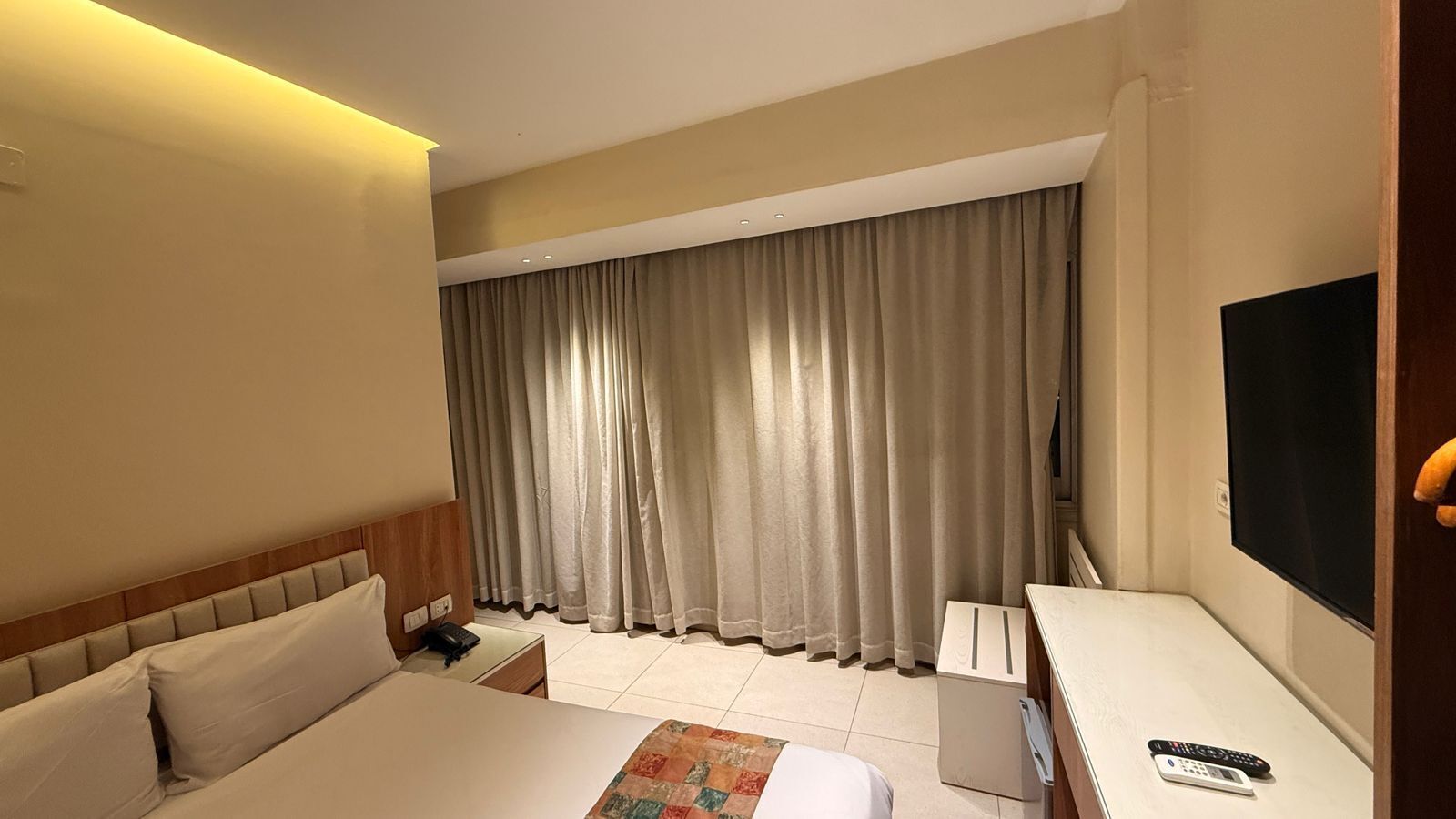 ميني بار وخزنة داخل الغرفة ومكواة/لوح كي وملاءات أسرّة