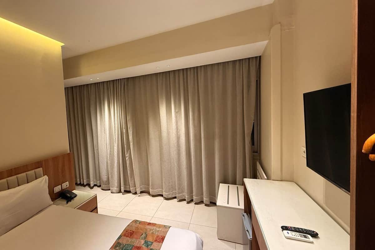 高級雙人房 | 迷你吧、房內夾萬、熨斗/熨衫板、床單