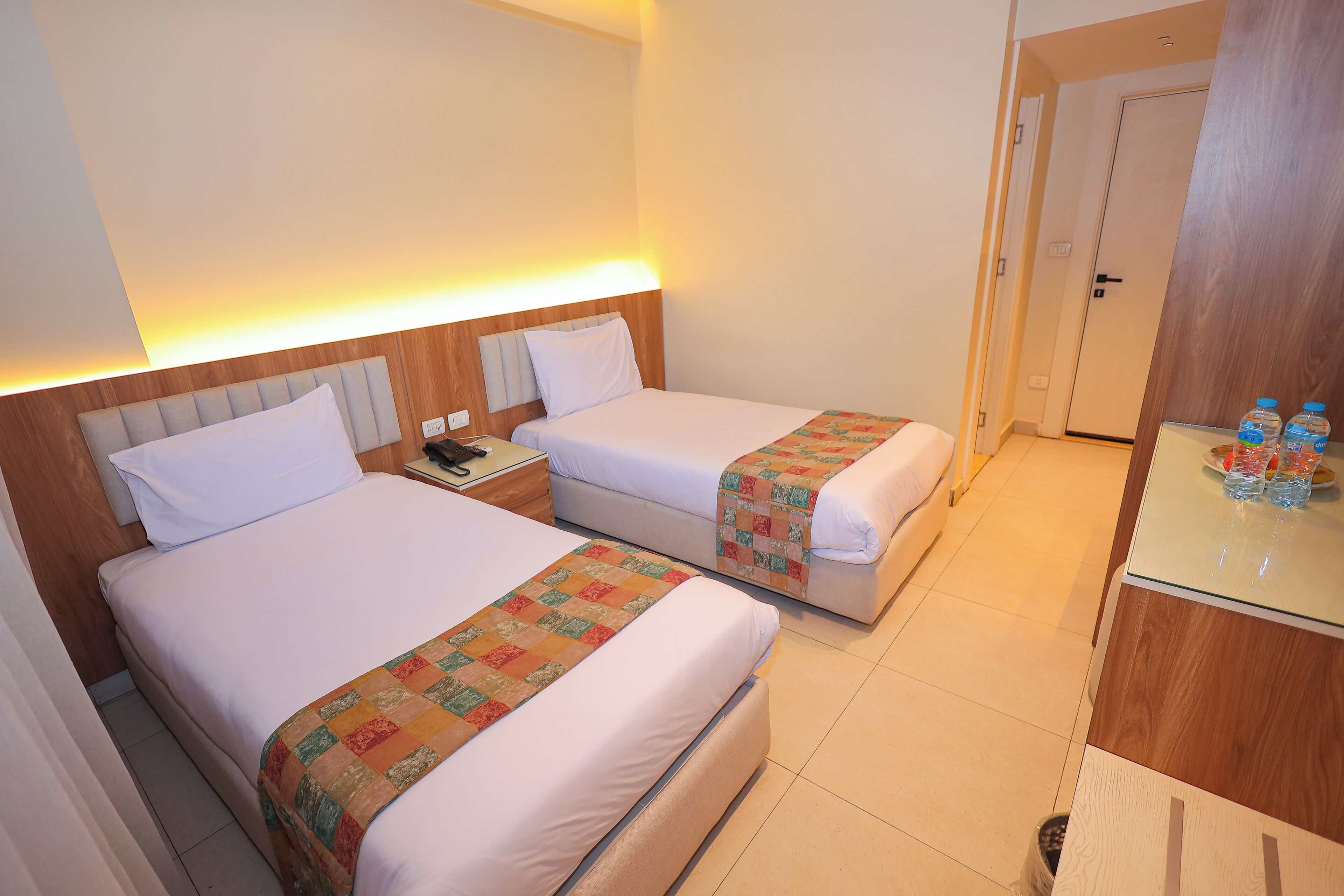 ميني بار وخزنة داخل الغرفة ومكواة/لوح كي وملاءات أسرّة