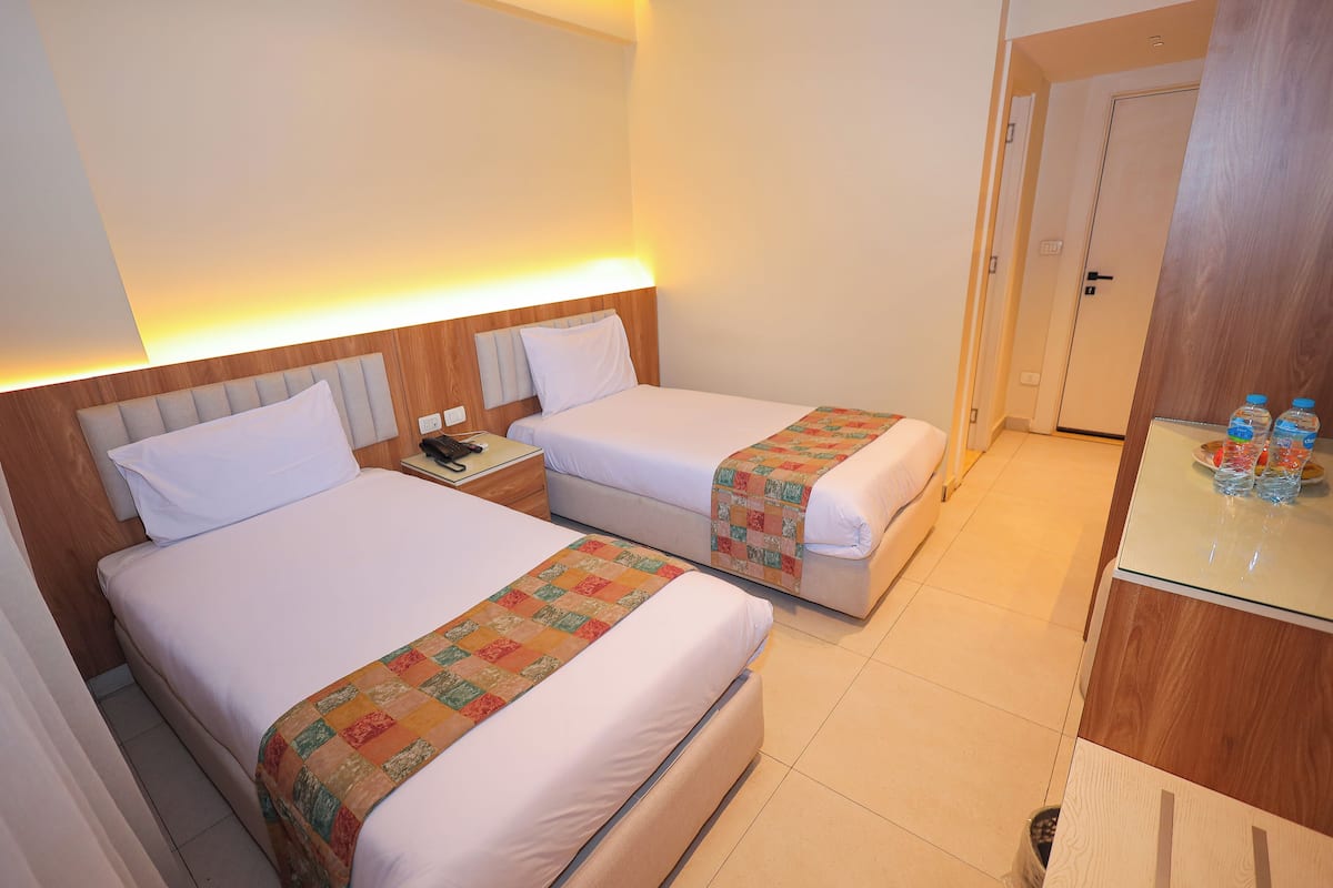 高級雙床房 | 迷你吧、房內夾萬、熨斗/熨衫板、床單